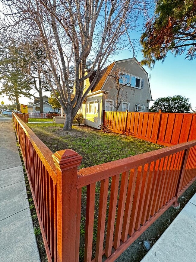1010 Dutton Ave in San Leandro, CA - Building Photo - Building Photo