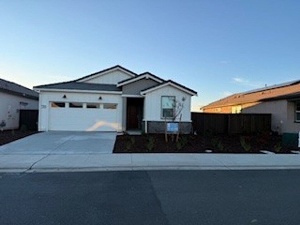 330 Nighthawk Rdg in Dixon, CA - Building Photo