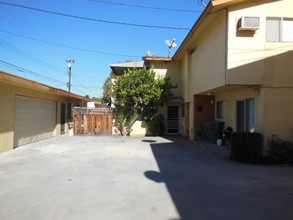 11739 Bellflower Blvd in Downey, CA - Building Photo - Building Photo