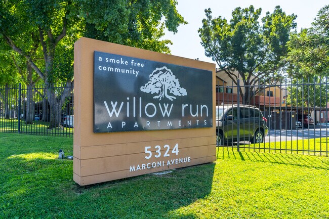 Willow Run Apartments in Carmichael, CA - Building Photo - Building Photo
