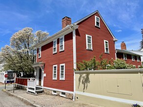 16 Pearl St in Stonington, CT - Building Photo - Building Photo