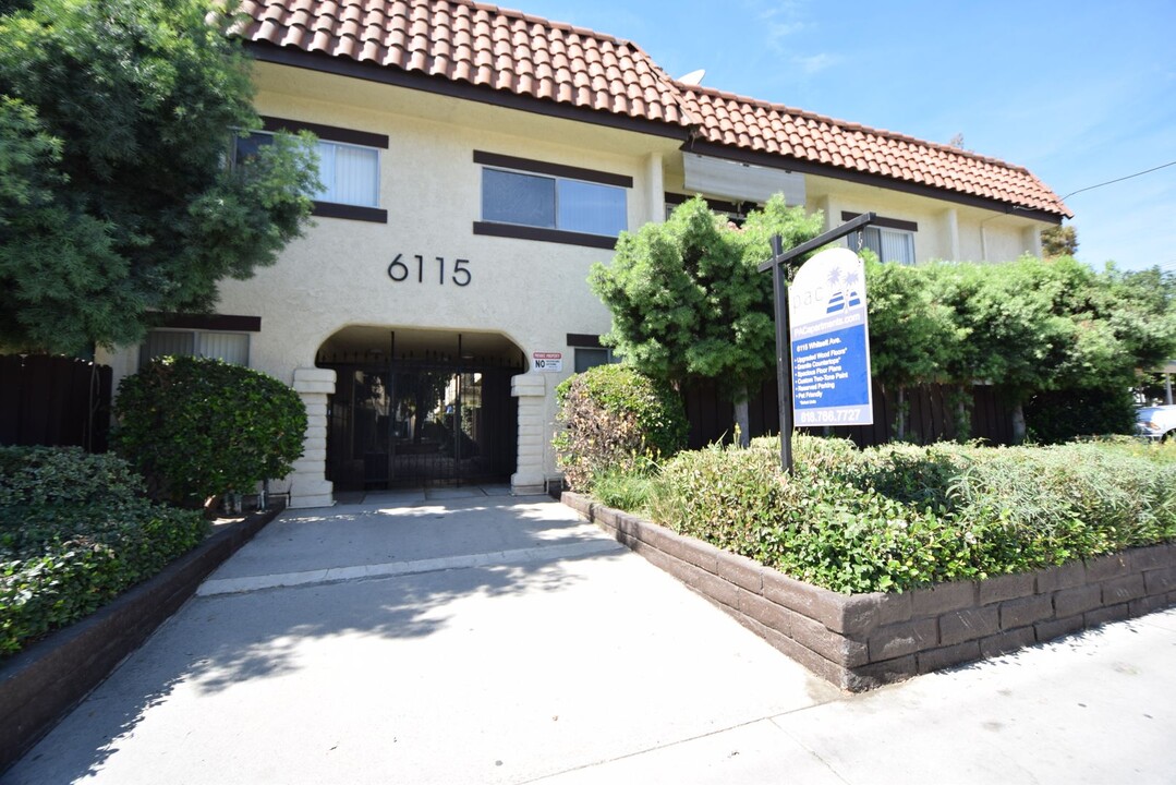 6115 Whitsett Ave in Los Angeles, CA - Foto de edificio