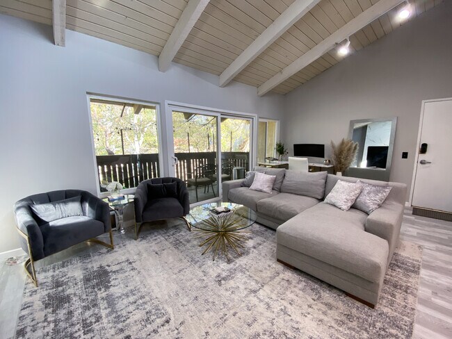 18350 Hatteras St, Unit 272 in Tarzana, CA - Building Photo - Building Photo