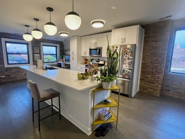 property at 1371 N Milwaukee Ave