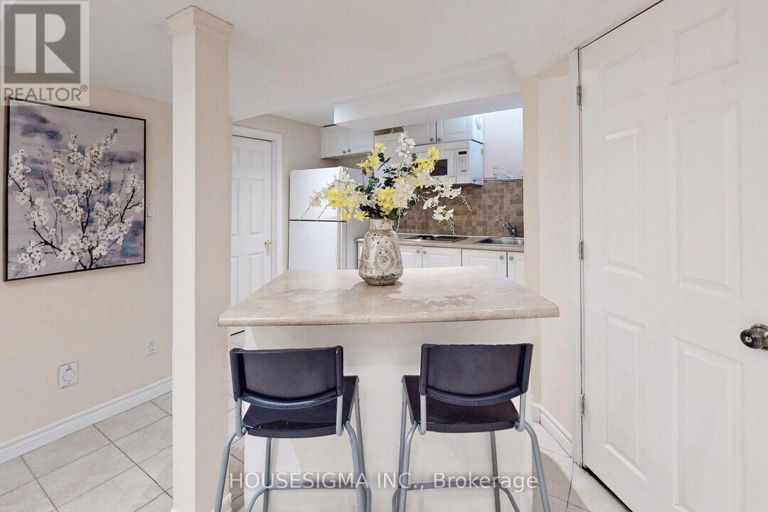 38 Estoril St in Richmond Hill, ON - Building Photo