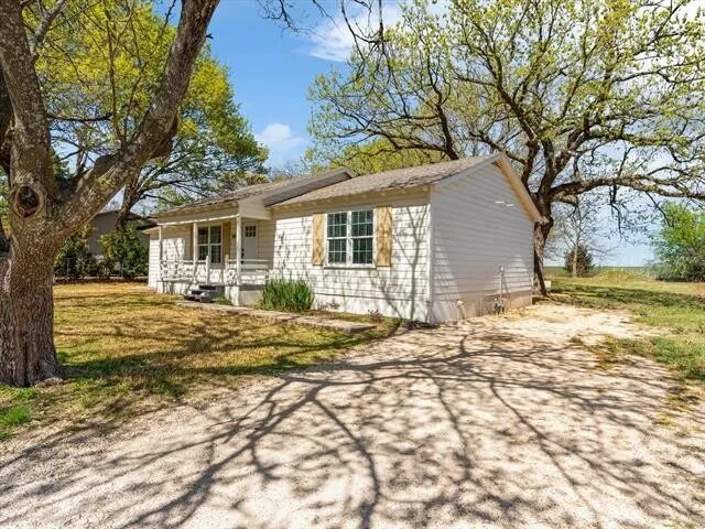 303 S Bois D Arc St in Grandview, TX - Building Photo