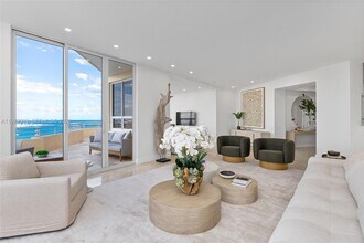 808 Brickell Key Blvd in Miami, FL - Building Photo - Building Photo
