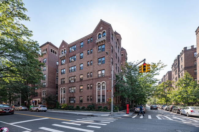 8412 35th Ave in Jackson Heights, NY - Foto de edificio - Building Photo