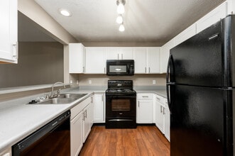 Stone Ridge Flats and Townhomes in Indianapolis, IN - Building Photo - Interior Photo