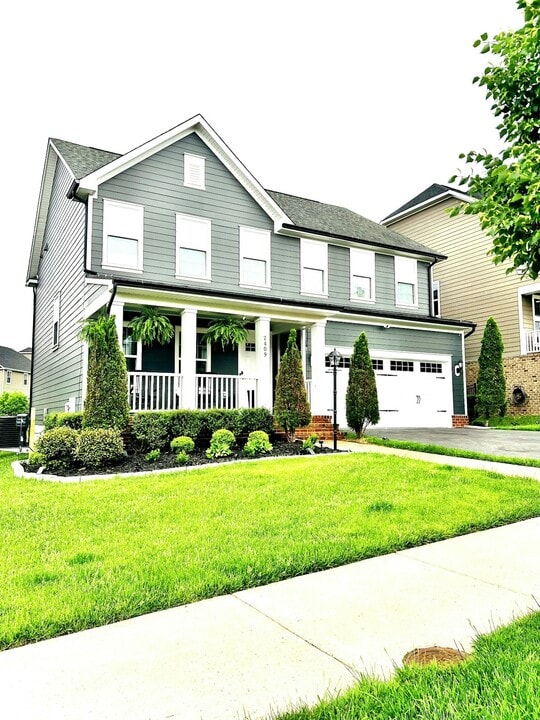 2409 Glouster Pointe Dr in Dumfries, VA - Building Photo