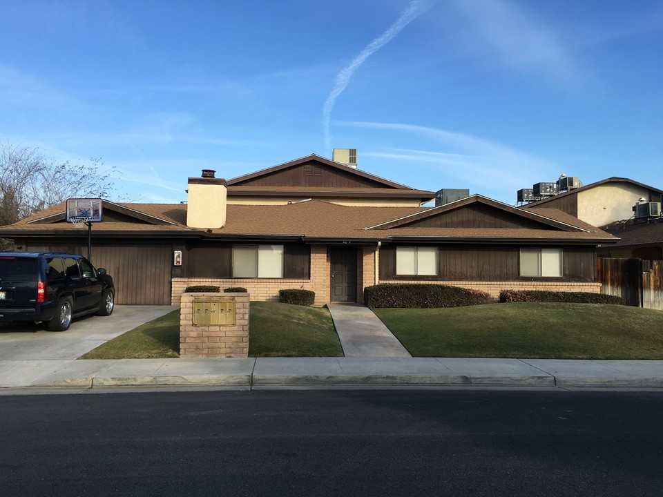 6809 Klamath Way in Bakersfield, CA - Building Photo