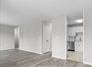 19 Somers St, Unit f9 in Danbury, CT - Building Photo - Building Photo