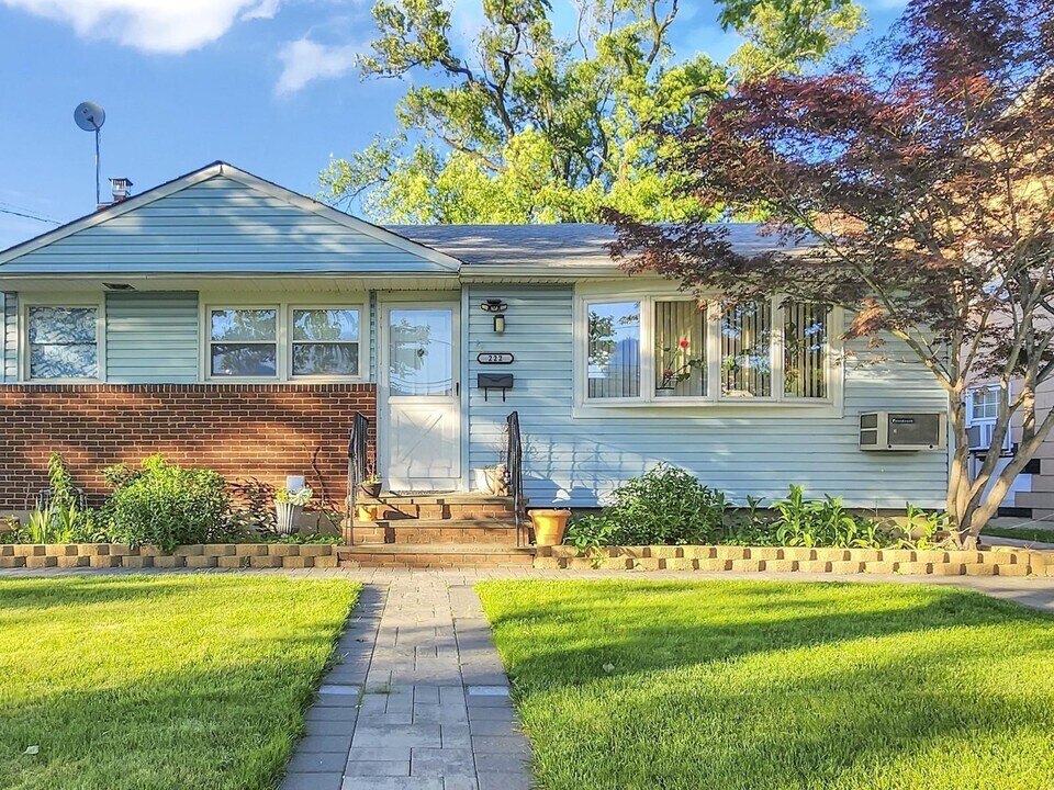 222 Marcus Ave in New Hyde Park, NY - Building Photo