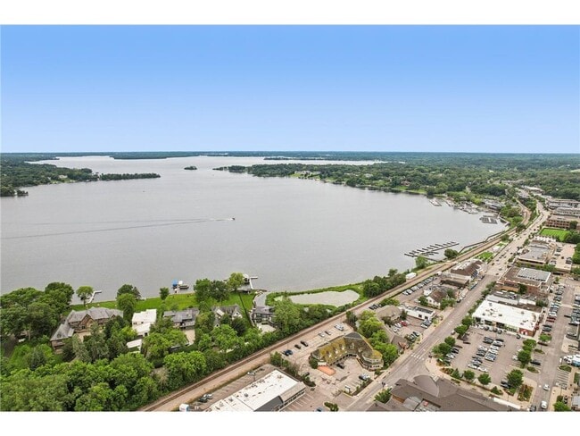 875 Lake St N in Wayzata, MN - Building Photo - Building Photo