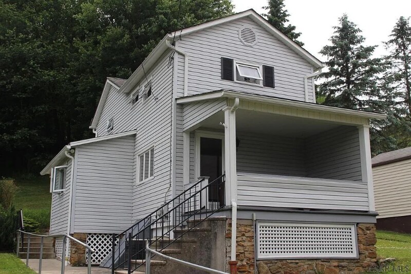 207 Burkhard St in Johnstown, PA - Building Photo