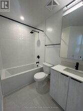 2495 Eglinton Ave W in Mississauga, ON - Building Photo - Building Photo