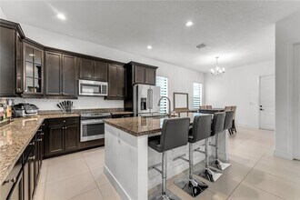 9881 W 34th Ave in Hialeah, FL - Foto de edificio - Building Photo