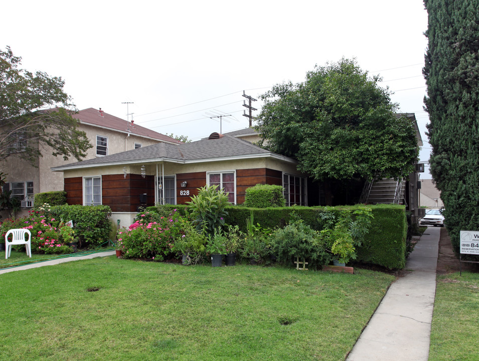 828 W Glenoaks Blvd in Glendale, CA - Building Photo