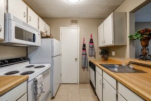 Water's Edge in Wichita, KS - Building Photo