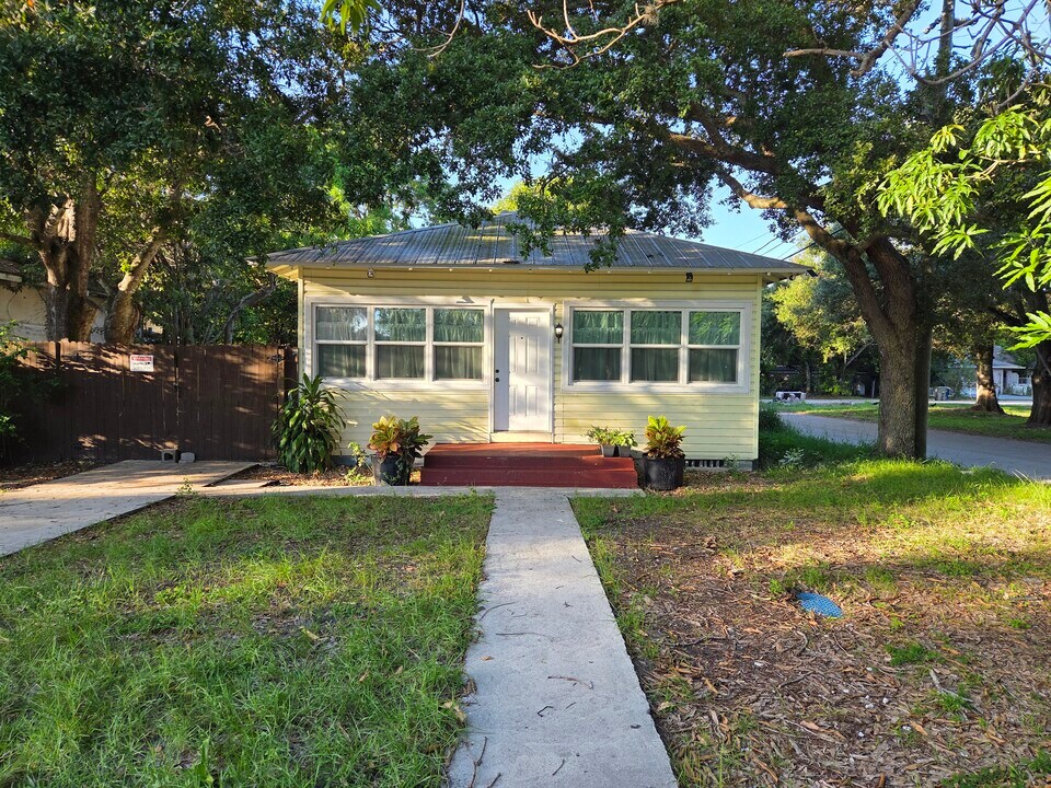 1402 Boston Ave in Fort Pierce, FL - Building Photo