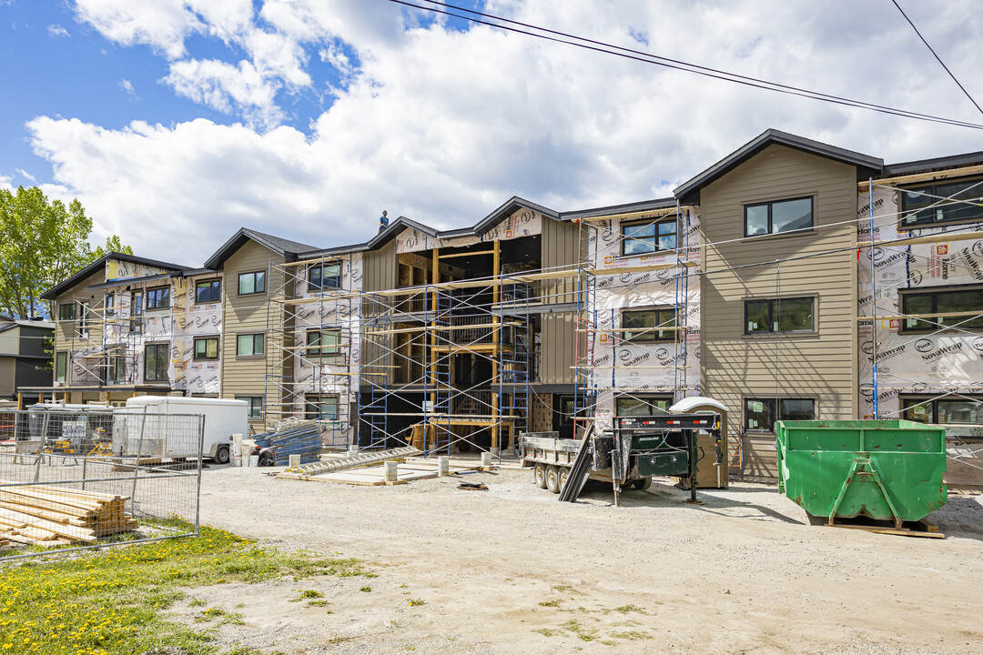 1326 1 Av in Canmore, AB - Building Photo