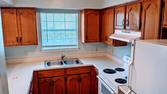 1820 Mercer St in Laredo, TX - Building Photo