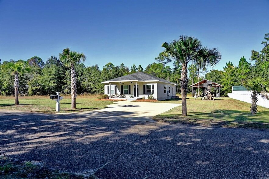 168 Engelbrecht Rd in Defuniak Springs, FL - Building Photo