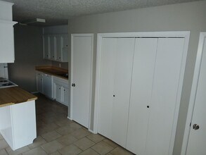 432 SW Thomas St in Burleson, TX - Foto de edificio - Building Photo