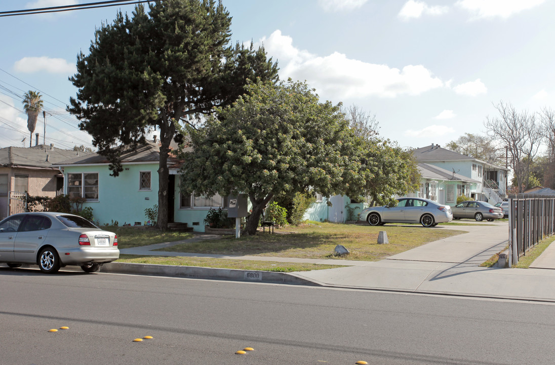 6800 Wilcox Ave in Bell, CA - Foto de edificio