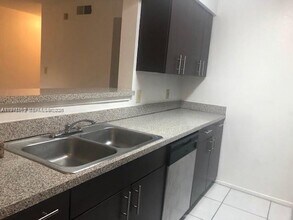 2405 NW 33rd St in Oakland Park, FL - Building Photo - Building Photo