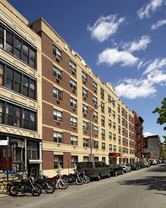 709 E 6th St in New York, NY - Building Photo