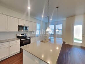 33805 Widman Way in Zephyrhills, FL - Foto de edificio - Building Photo