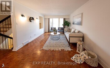 2772 Springland Dr in Ottawa, ON - Building Photo - Building Photo