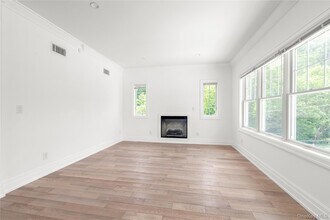 20 Secatoag Ave, Unit 2B in Port Washington, NY - Building Photo - Building Photo