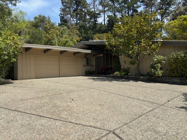 5470 Fernhoff Rd in Oakland, CA - Foto de edificio - Building Photo