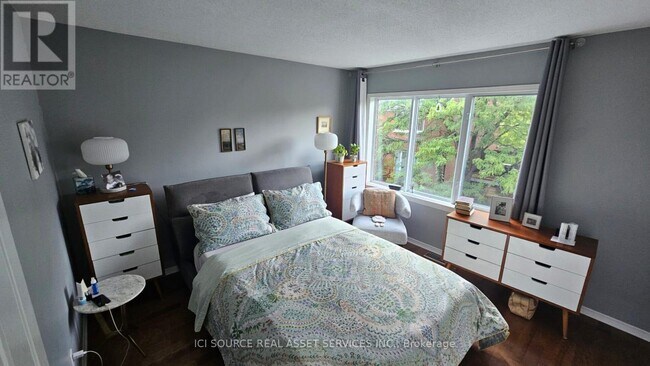 4 Thorburn Private in Ottawa, ON - Building Photo - Building Photo