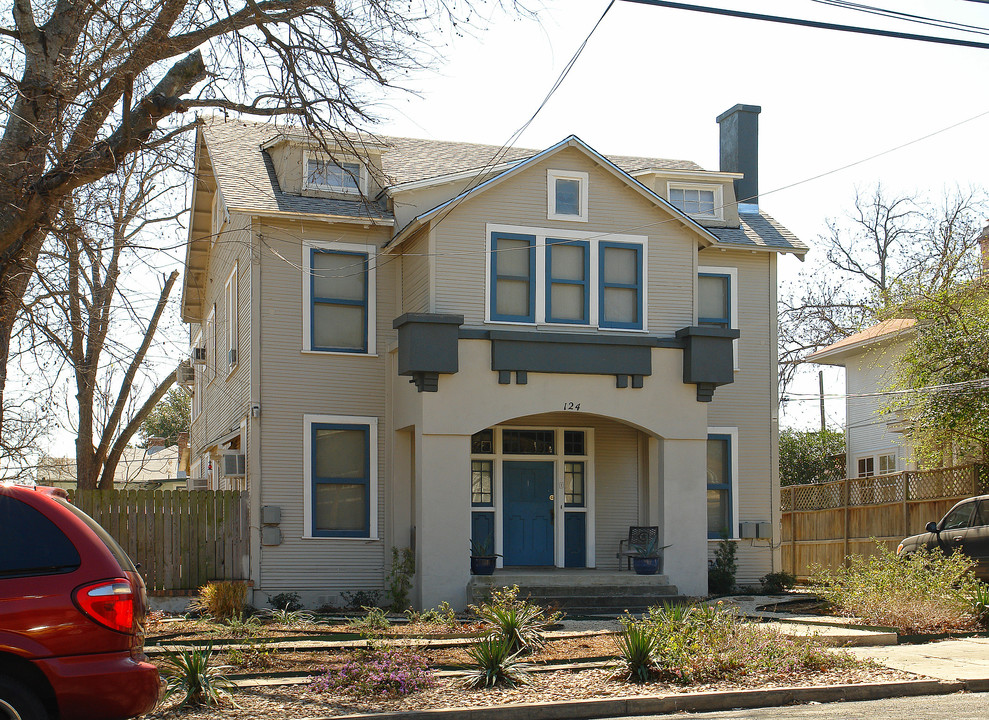 124 W Mistletoe Ave in San Antonio, TX - Building Photo