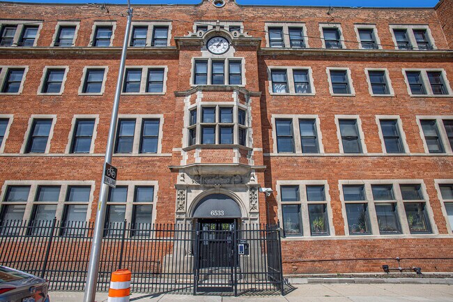6533 E Jefferson Ave in Detroit, MI - Building Photo - Building Photo