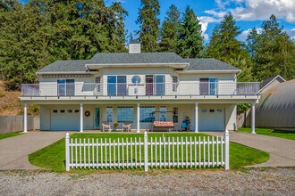1356 S Silver Beach Rd in Coeur d'Alene, ID - Foto de edificio - Building Photo