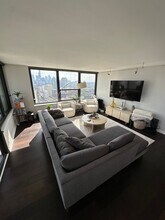 1560 N Sandburg Terrace in Chicago, IL - Building Photo - Building Photo