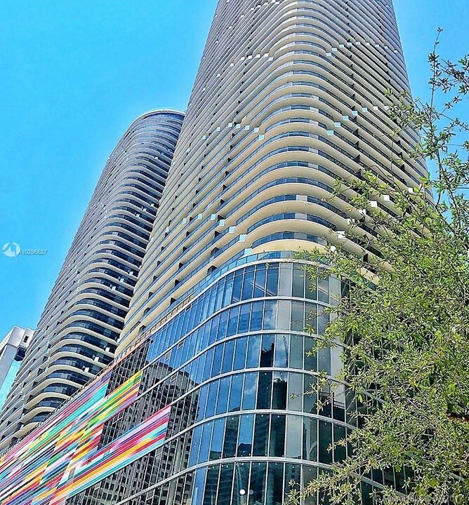 45 SW 9th St, Unit 2207 in Miami, FL - Building Photo