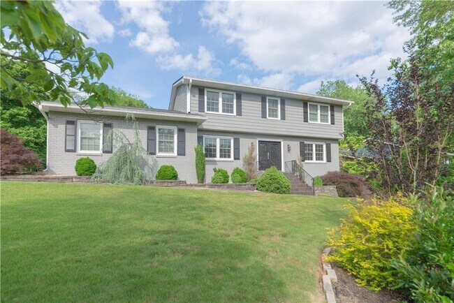 property at 3935 Briaridge Cir