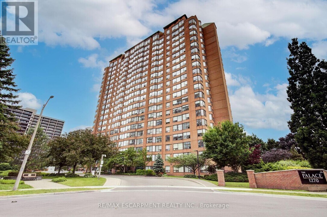 1270 Maple Crossing Blvd in Burlington, ON - Building Photo
