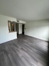 7300 W Dean Rd in Milwaukee, WI - Foto de edificio - Building Photo