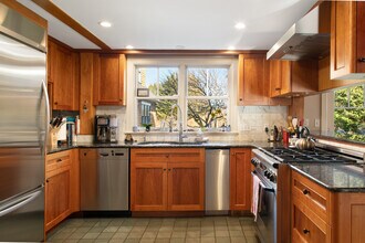 240 3rd Beach Rd in Middletown, RI - Building Photo - Building Photo