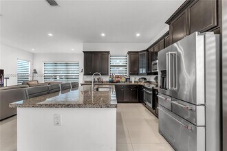 9881 W 34th Ave in Hialeah, FL - Foto de edificio - Building Photo