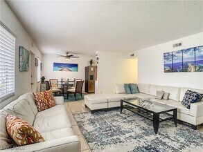 4625 Bayshore Dr in Naples, FL - Building Photo - Building Photo