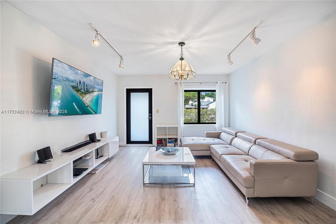 2520 SW 20th St in Miami, FL - Building Photo