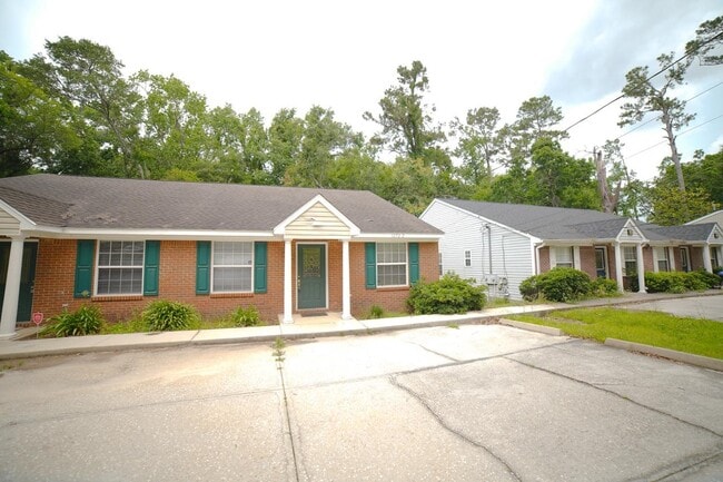 property at 1272 Cross Creek Cir