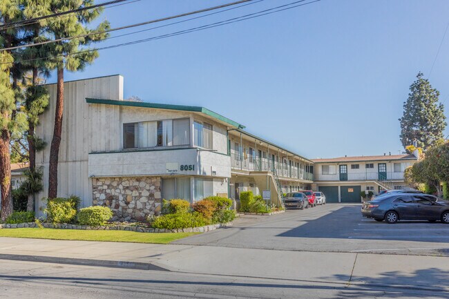 8051 7th St in Downey, CA - Foto de edificio - Building Photo